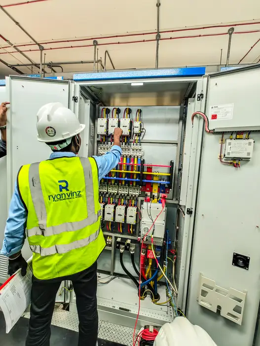 Ryan Vinz engineering team on-site in the UAE